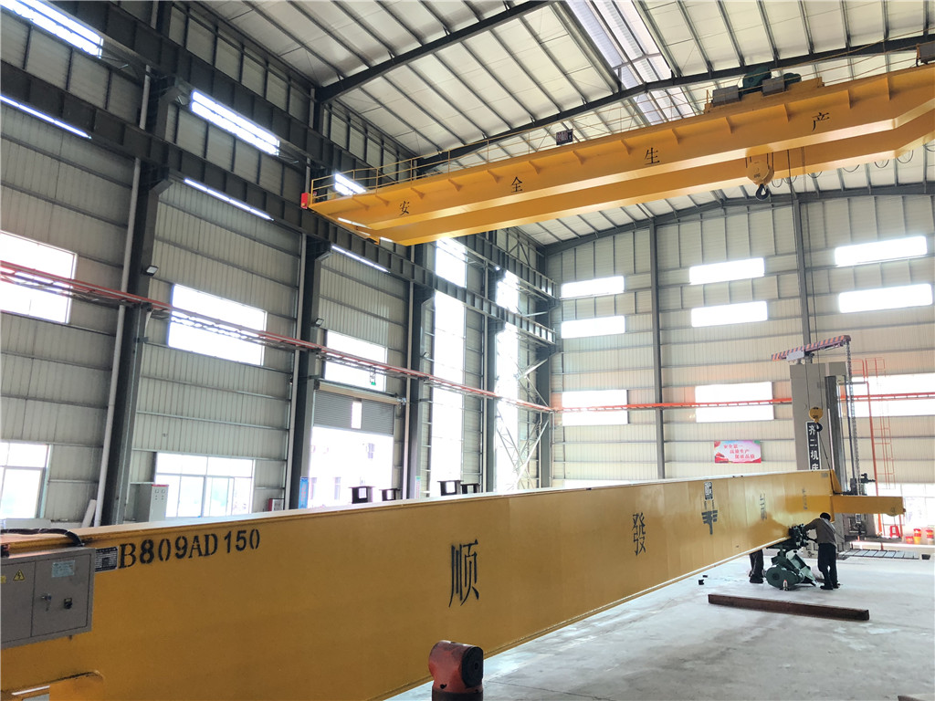 起重機生產(chǎn)車間.jpg 起重機生產(chǎn)車間.jpg